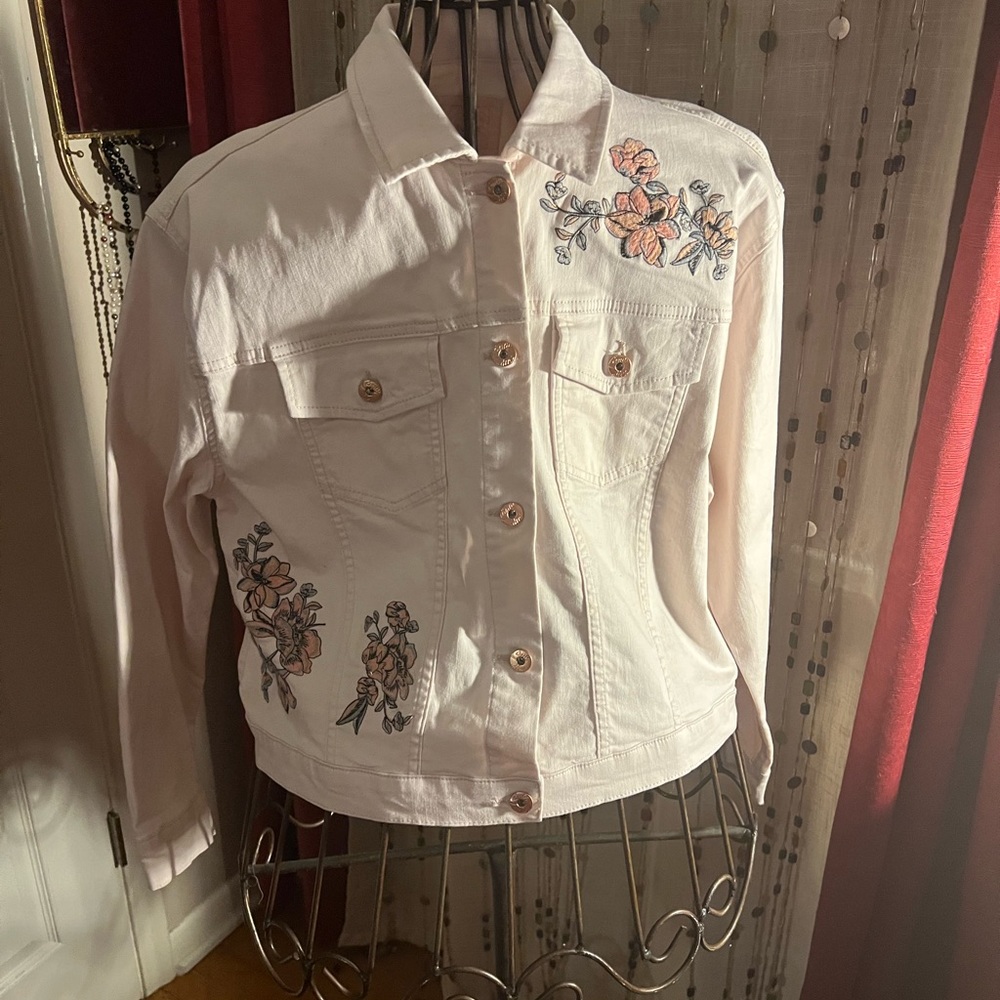 CANDIES - Denim jacket with embroidered flowers and gold buttons.